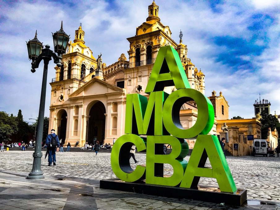 Catedral de Córdoba con cartel 3D de Amo CBA