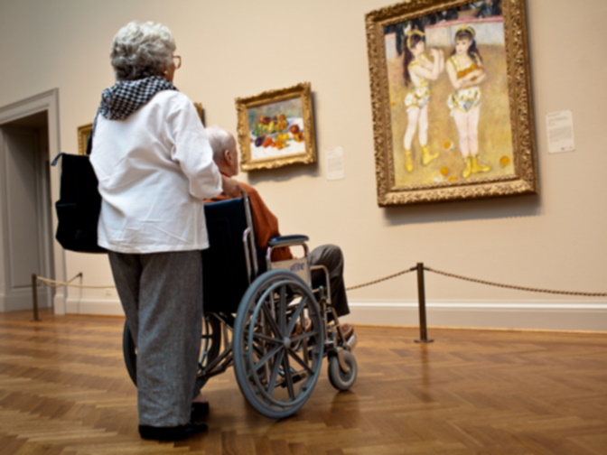 Usuario en silla de rueda disfrutando un museo