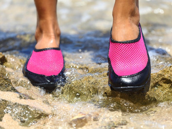 Pies con zapatos de agua puestos